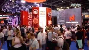Suasana stan pameran N1 Partners di acara iGB L!VE yang menampilkan elemen seni dan desain.